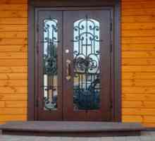 Красива входна врата със стъкло за селска къща