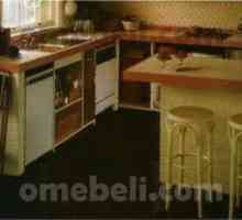 Оригиналните кухненски мебели в долния етаж го правят сами