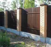Ограда от велпапе с тухлени стълбове може да бъде направена от всички