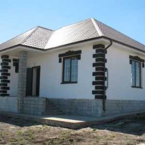 Снимка на фасадите на едноетажни къщи