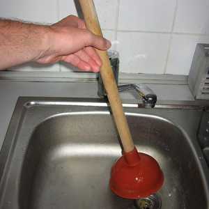 Как да почистите сифона в мивката