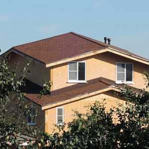Покривът на къщата е направен от глинени панели