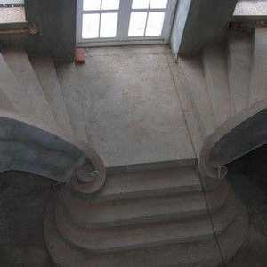Завършване на стъпалата на бетонна стълба