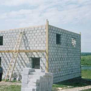 Колко кубчета блокове пяна трябва да построите къща на 10 метра на 10 метра