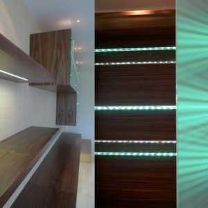 Стъклени рафтове на стената с осветени фото опции