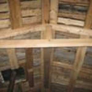 Устройството на тавана в дървената къща