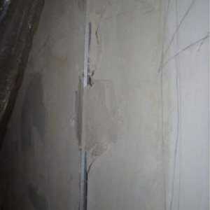 Подравняване на стените с гипс за по-нататъшно завършване на чистотата и нюансите